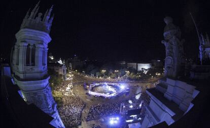 Vista panor&aacute;mica de la plaza de La Cibeles de Madrid donde se han concentrado los aficionados del Real Madrid para festejar el triunfo de su equipo en Lisboa. 