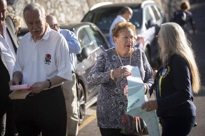 Votantes en un colegio electoral de Gibraltar este jueves.