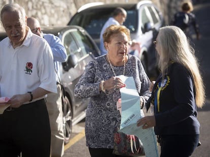 Votantes en un colegio electoral de Gibraltar este jueves.