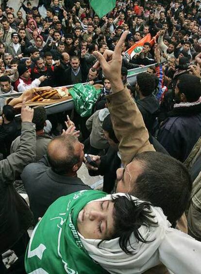 Funeral por las cinco hermanas muertas (una de ellas en primer plano) por un misil israelí en Yabalia.