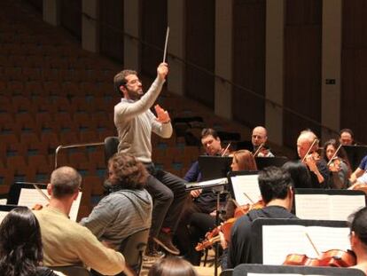 El director Omer Meir Wellber ensaya con la Orquestra de la Comunitat Valenciana este martes.