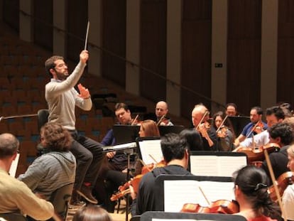 El director Omer Meir Wellber ensaya con la Orquestra de la Comunitat Valenciana este martes.