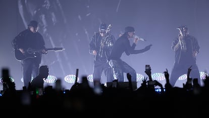 El cantante con su grupo durante el recital, de dos horas. 
