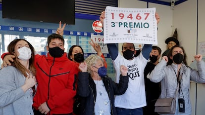 Agraciados con el número 19467 celebran este jueves el tercer premio del sorteo de la Lotería del Niño en una administración en Valencia.