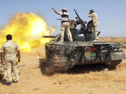 Un carro rebelde dispara contra los gadafistas en Sirte.