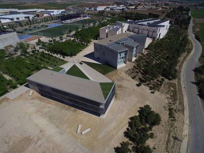 Edificio de servicios generales de la Universidad San Jorge de Zaragoza, obra del estudio Idom.