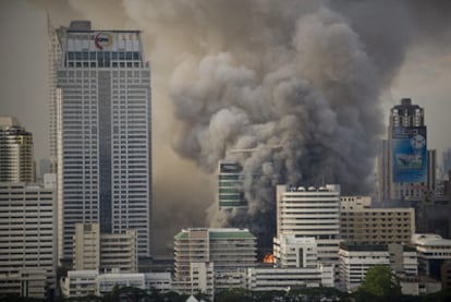 Una intensa humareda se alza sobre el centro de Bangkok, donde el Ejército tailandés combate a los camisas rojas.