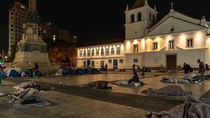 Moradores de rua dormem no chão do Pátio do Colégio, centro de São Paulo, na última quinta-feira.