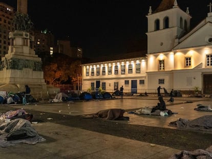 Moradores de rua dormem no chão do Pátio do Colégio, centro de São Paulo, na última quinta-feira.