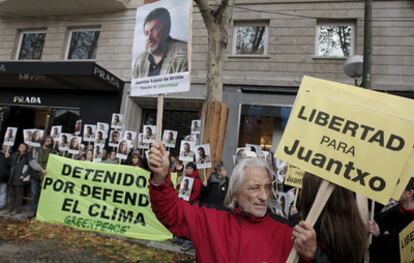 Concentración de miembros y simpatizantes de Greenpeace frente a la embajada de Dinamarca en Madrid