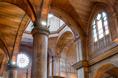 El interior de madera de la iglesia de San Francisco de Castro, en la Isla Grande de Chiloé.