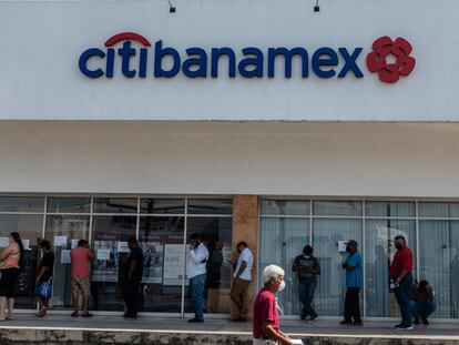 Usuarios hacen fila frente en una sucursal de Citibanamex en Puerto Vallarta, México.