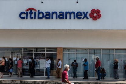 Usuarios hacen fila frente en una sucursal de Citibanamex en Puerto Vallarta, México.