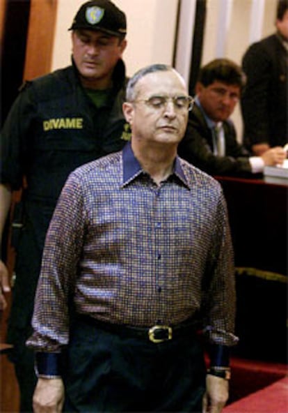 Vladimiro Montesinos, a su llegada a la sala donde está siendo juzgado.