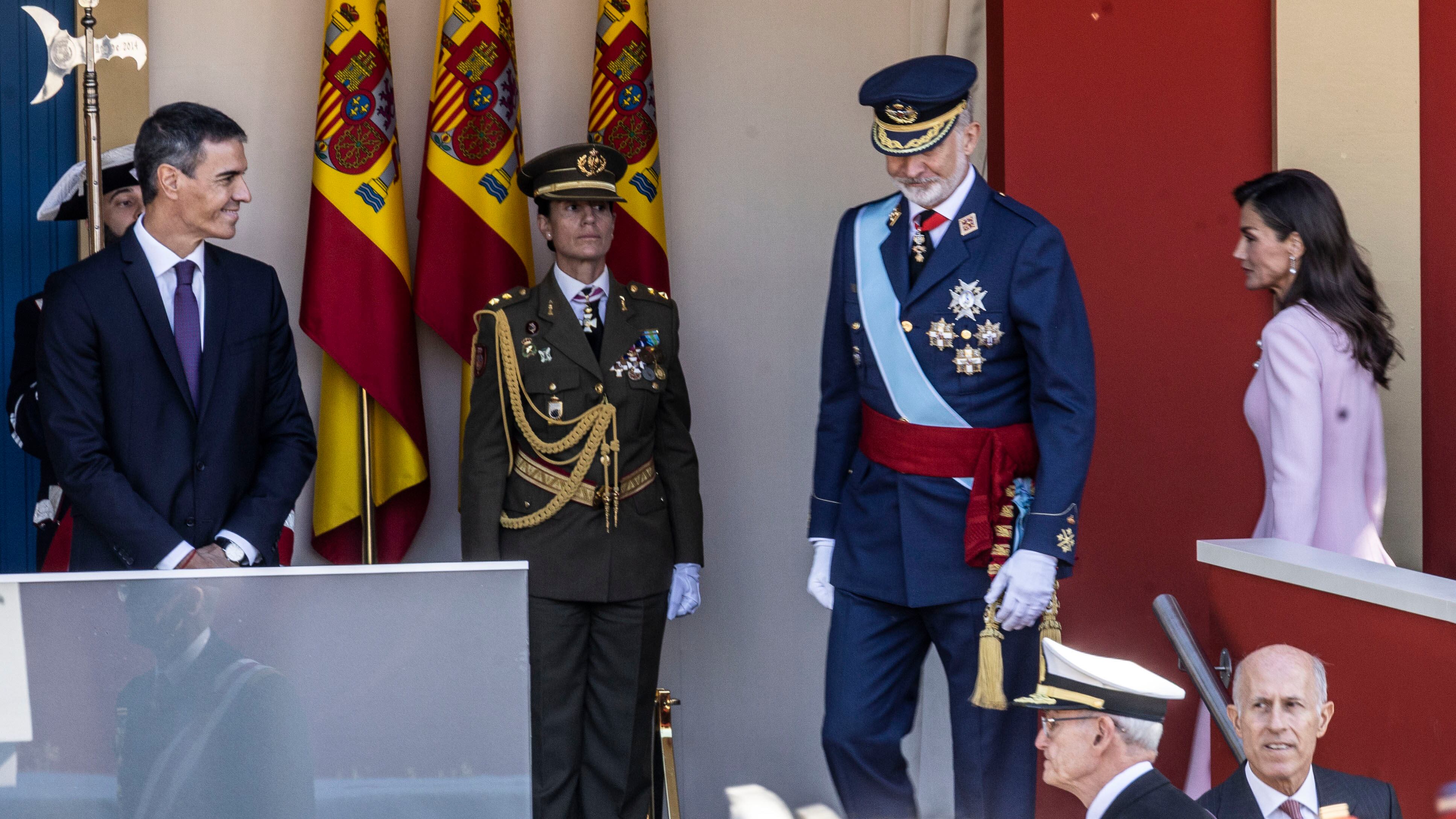 Felipe VI preside un desfile marcado por el adelanto electoral y los abucheos a Sánchez