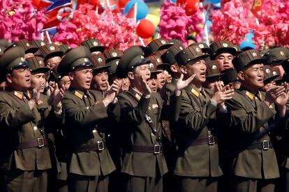 Mientras Trump endurece su retórica contra Corea del Norte, centenares de ciudadanos norcoreanos ensayan en la plaza de Kim Il-Sung, en el centro Pyongyang, el desfile con el que conmemorarán el aniversario.