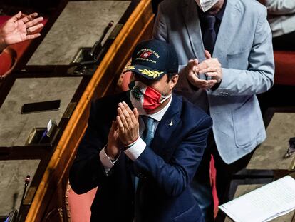 Matteo Salvini, con una gorra de la Guardia Costera italiana, este jueves en el Senado.