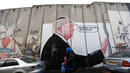 Grafiti del presidente de EE UU, Donald Trump, en el muro de separación israelí de la ciudad cisjordana de Belén, el pasado miércoles.