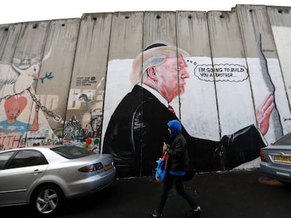 Grafiti del presidente de EE UU, Donald Trump, en el muro de separación israelí de la ciudad cisjordana de Belén, el pasado miércoles.