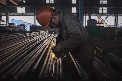 Un trabajador suelda barras de acero para la exportación en la zona de producción de la Zhong Tian.