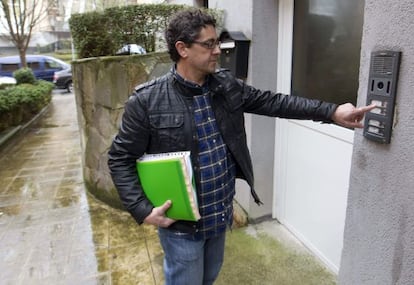 Ramón Baglietto, uno de los miembros del sector crítico de Covite, llega a la sede en San Sebastián para registrar la baja de casi un centenar de socios.