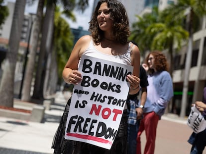 Protesta estudiantil en Miami contra las políticas educativas de Ron DeSantis en Florida. La pancarta dice: "Prohibir los libros y la historia no es libertad".