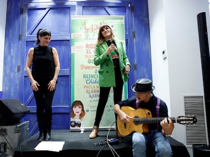 Rozalén (derecha) canta en la presentación del festival de música Leturalma, en la oficina de turismo de Castilla-La-Mancha, en Madrid.