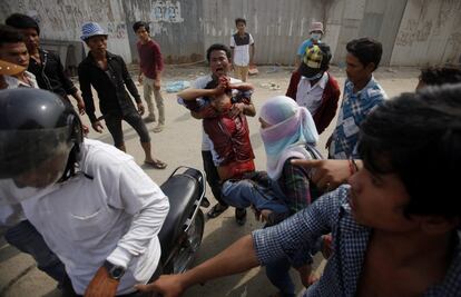 Un trabajador resulta herido tras protestar en la ciudad de Phnom Penh, capital de Camboya.