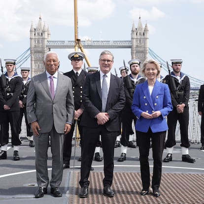 European Council President Antonio Costa, from left, Britain's Prime Minister Keir Starmer and President of the European Commission Ursula von der Leyen with members of the Royal Navy on board Type 23 frigate HMS Sutherland in central London, following the UK-EU Summit, Monday, May 19, 2025. (Stefan Rousseau/Pool Photo via AP)