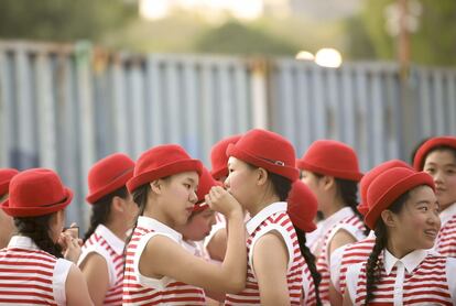Un grupo de jóvenes se maquillan antes de participar en el desfile de Chingay (Arte del disfraz y las máscaras), un evento anual que en la edición de febrero de 2015 recibió a grupos locales e internacionales de Tailandia, China, India, Ruanda y Rusia.