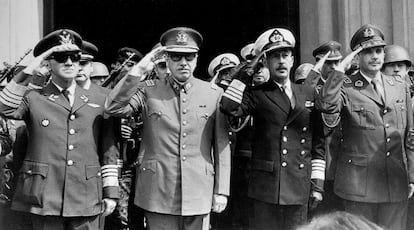 Pinochet (segundo por la izquierda) nueve días después del golpe de Estado.