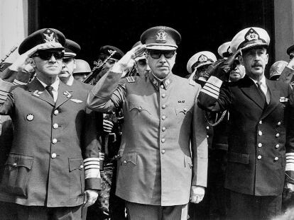 Pinochet (segundo por la izquierda) nueve días después del golpe de Estado.