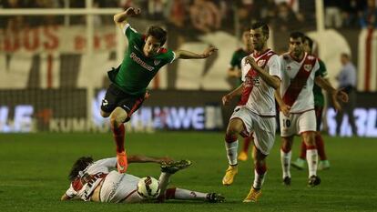 Guillermo salta a Raúl Baena durante el partido.