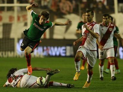 Guillermo salta a Raúl Baena durante el partido.