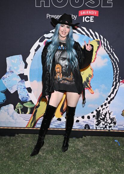 Los 'looks mini' no solo triunfaron sobre el escenario. La modelo y actriz Megan Fox ('Transformers') acudió a un evento celebrado en la Nylon House dentro del festival con una camiseta de Nirvana —de la muerte de cuyo cantante, Kurt Cobain, se acaban de cumplir 30 años— utilizada a modo de minivestido, un estilismo que completó con unas botas altas negras y sombrero de 'cowboy'.