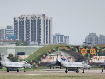 Cazas de la fuerza aérea taiwanesa, a punto de despegar en la base aérea de Hsinchu, en Taiwan, este jueves.