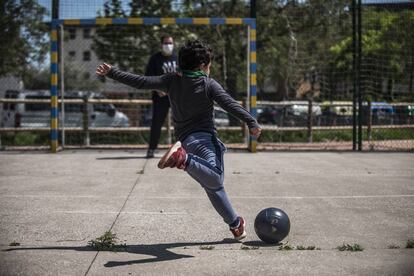 Uma criança joga bola com seu pai em Girona.