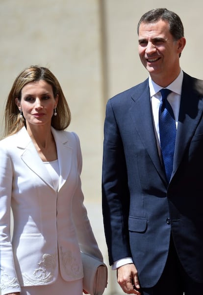 El rey Felipe VI y la reina Letizia llegan al Vaticano para ser recibidos por el papa Francisco.