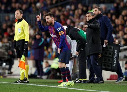 Leo Messi, pide permiso para volver a entrar al campo.