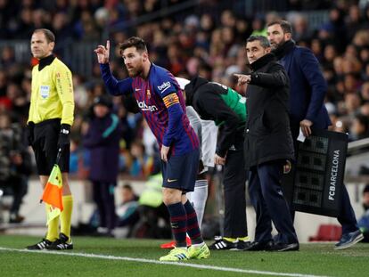 Leo Messi, pide permiso para volver a entrar al campo.