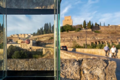 Sistema solar a escala en Ciudad Rodrigo (Salamanca). En la imagen el monolito de Marte situado en el puente de la ciudad.