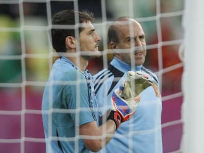 Casillas charla con Ochotorena antes del partido ante Portugal.