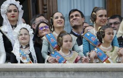 Mònica Oltra y Pedro Sánchez con las falleras en el balcón del Ayuntamiento.