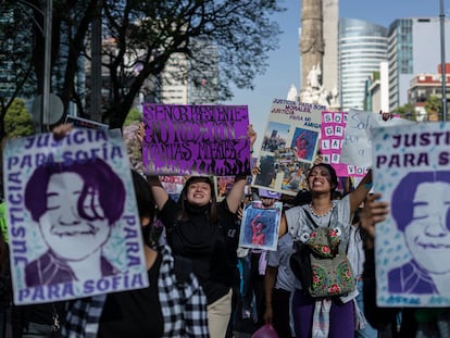 Manifestación por la muerte de la adolescente Sofía Morales en Paseo de la Reforma, Ciudad de México.