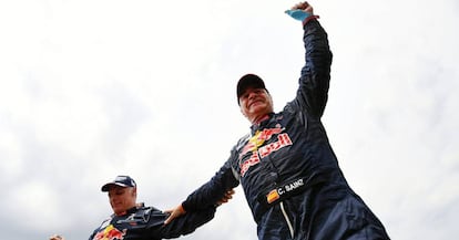 El piloto y copiloto españoles Carlos Sainz (derecha) y Lucas Cruz celebran su victoria en el Rally Dakar 2018.