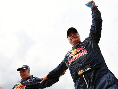 El piloto y copiloto españoles Carlos Sainz (derecha) y Lucas Cruz celebran su victoria en el Rally Dakar 2018.