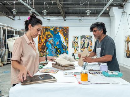 María Gómez y Washington Cucurto en su taller de Buenos Aires.