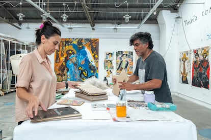 María Gómez y Washington Cucurto en su taller de Buenos Aires.
