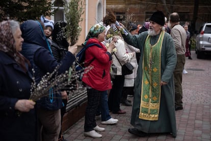 El padre Alexander, durante la celebración del Domingo de Ramos en una iglesia ortodoxa de la ciudad de Járkov, en el noreste de Ucrania.