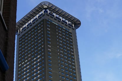 este restaurante de la planta 42 del Haagse Toren –a 135 metros sobre el nivel del suelo–, en la ciudad de La Haya, la vista alcanza en una dirección hasta el mar del Norte y, en la otra, hasta Róterdam. Entretanto podemos disfrutar de una buena comida; y, si se le coge el gusto a las alturas, nada mejor que bajar a uno de los ocho apartamentos situados a 108 metros.